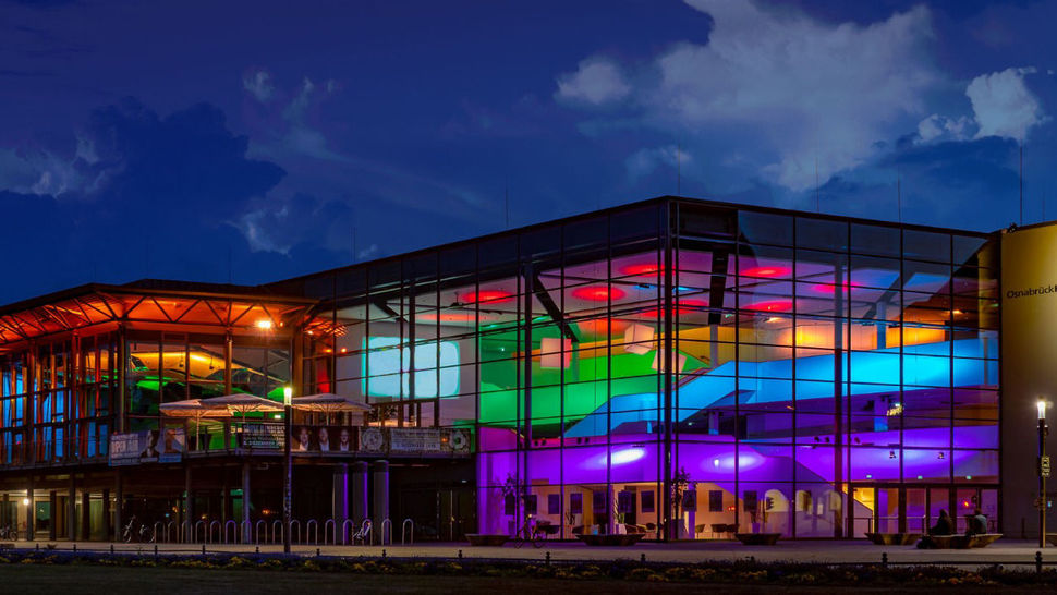 Die OsnabrückHalle in Regenbogenfarben